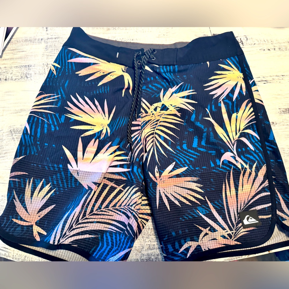 Quiksilver highlite scallop board shorts 19”